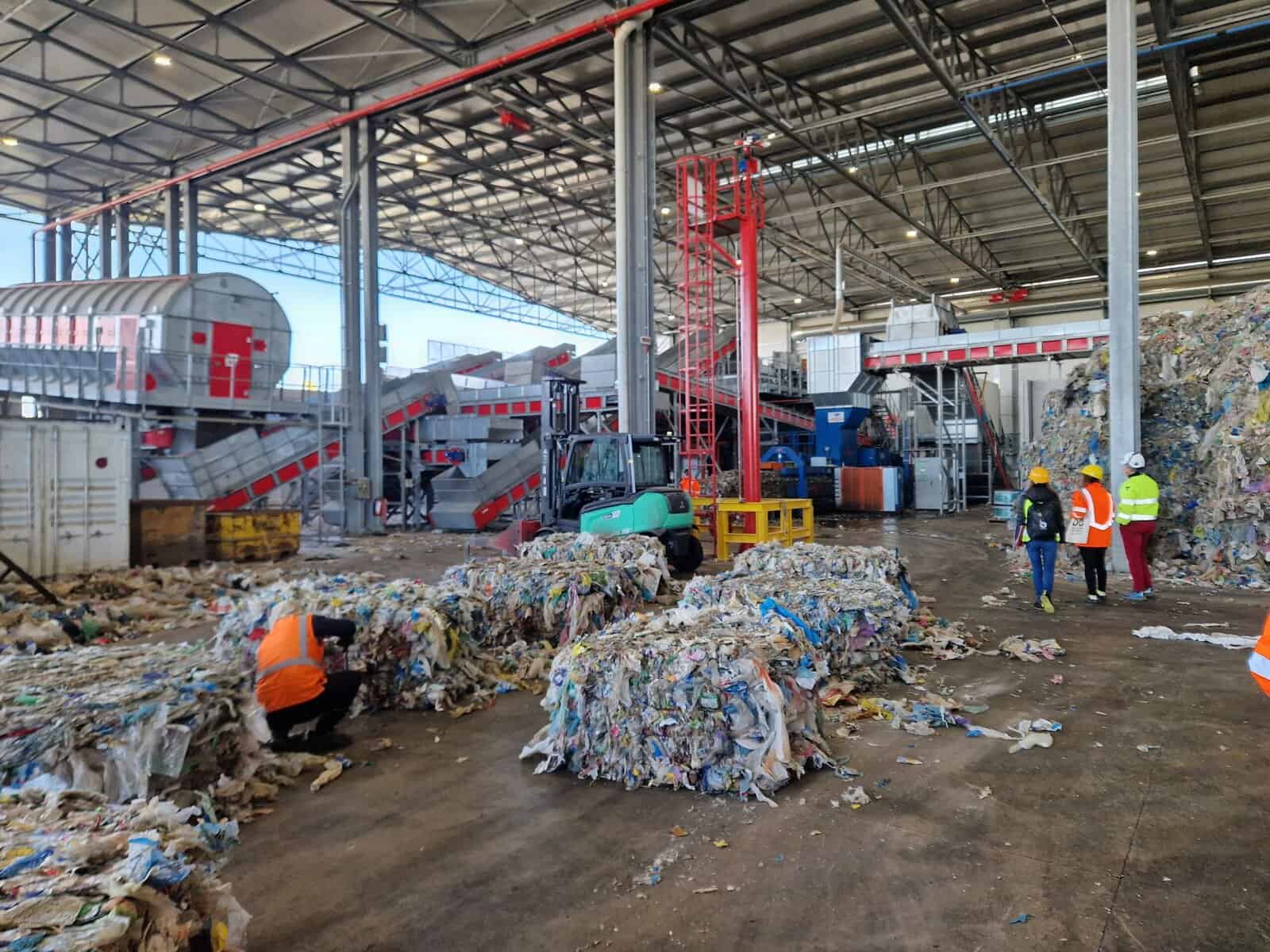 Tracciabilità e certificazione dei flussidella filiera di recupero dei rifiuti 2 20251119 113040 scaled