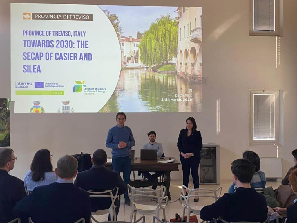 Immagine di una presentazione durante il Progetto DECA in Provincia di Treviso, con relatori e pubbl.